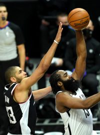 James Harden z Brooklynu Nets útočí proti Los Angeles Clippers