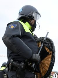 Nizozemská policie dnes s použitím vodního děla a obušků rozehnala v Haagu protest proti koronavirové uzávěře