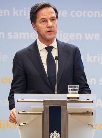 Situace se zlepší po naočkování ohrožených skupin, uvedl na tiskové konferenci premiér Mark Rutte