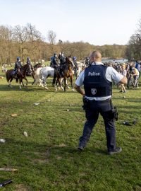 Do služby byli povoláni i policisté na koních