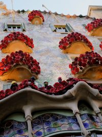 Barcelonský dům architekta Antoniho Gaudího Casa Batló se oblékl do velkých umělých růžových květů. Severošpanělský region Katalánsko totiž v pátek slaví Den svatého Jiří, patrona země