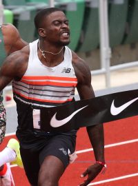 Americký sprinter Trayvon Bromell (vpravo) zaběhl na mítinku v Jacksonville stovku za 9,88 sekundy a ujal se vedení v letošních světových tabulkách