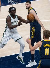 Basketbalista Jrue Holiday v zápase proti Brooklynu