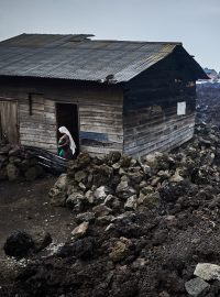 Statisíce lidí se stále nemohou vrátit do svých domovů a jsou závislí na humanitární pomoci