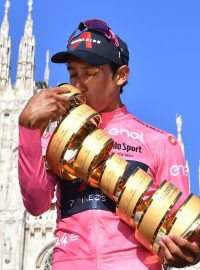 Kolumbijský cyklista Egan Bernal s trofejí pro vítěze Gira d&#039;Italia