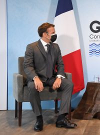Francouzský prezident Emmanuel Macron a britský premiér Boris Johnson spolu hovořili na summitu G7