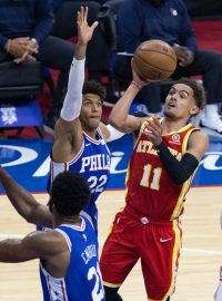 Trae Young z Atlanty smečuje do koše Philadelphie