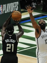 James Harden z Brooklynu brání Jrue Holidaye z Milwaukee