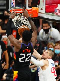 Deandre Ayton dává vítězný koš Phoenixu 0,7 sekundy před koncem zápasu s Clippers