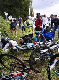 Hromadný pád v první etapě letošní Tour de France