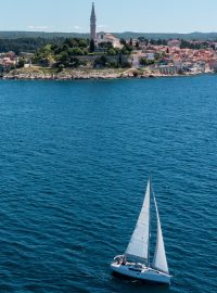 Plachetnice nedaleko města Rovinj