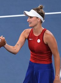 Naomi Ósakaová (vlevo) gratuluje Markétě Vondroušové k vítězství