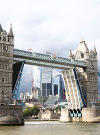 Londýnský most Tower Bridge se kvůli technické závadě v pondělí zasekl