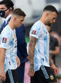 Argentinští fotbalisté míří po přerušení zápasu s Brazílií do kabin