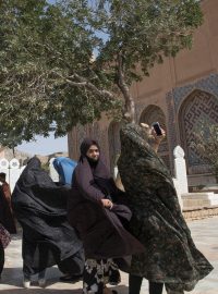 Afghánské ženy ve městě Herát se prochází u mešity