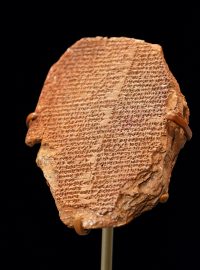 Spojené státy vrátily ve čtvrtek odpoledne místního času Iráku vzácnou tabulku s úryvky Eposu o Gilgamešovi. Odhaduje se, že artefakt je starý zhruba 3500 let