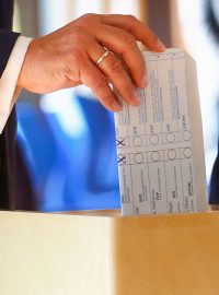 Armin Laschet (CDU/CSU), jeden z kandidátů na kancléře, špatně složil volební lístek