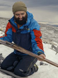 Archeologové Espen Finstad (vlevo) z organizace Tajemství ledu a Julian Post-Melby z Muzea kulturní historie v Oslu s prehistorickou lyží