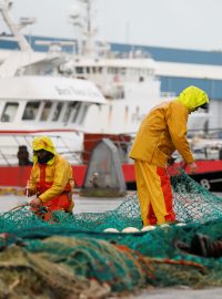 Francouzští rybáři opravují sítě