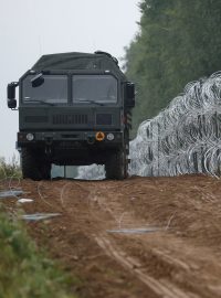 Stavba plotu na polsko-běloruské hranici