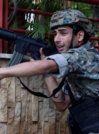 Voják gestikuluje při střelbě na protestu v Bejrútu