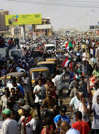 Lidé v súdánském Chartúmu protestují proti možnému vojenskému převratu v zemi