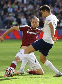 Tomáš Souček (vlevo) během zápasu proti Tottenhamu.