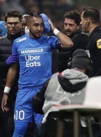 Dimitri Payet si leduje hlavu po zásahu plastovou lahví