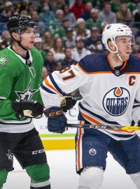 Miro Heiskanen z Dallasu brání hvězdu Edmontonu Connora McDavida