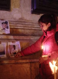 Několik desítek lidí se 25. listopadu v Paříži sešlo na pietě za 27 běženců, kteří utonuli v Lamanšském průlivu
