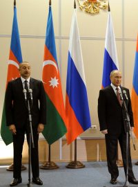 Ruský prezident Vladimir Putin, arménský premiér Nikol Pašinjan a ázerbájdžánský prezident Ilham Alijev