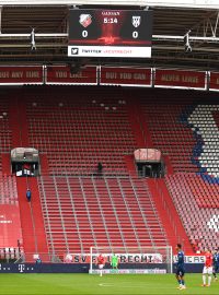 Zápas před prázdnými tribunami v nizozemské fotbalové lize