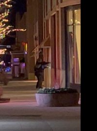 Policisté se shromáždili na ulici v Lakewood. Snímek pochází z videa na sociálních sítích.