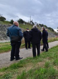 Zástupci brněnského biskupství a Ředitelství silnic a dálnic na místě, kde by měla stát kaple