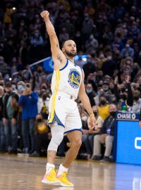 Stephen Curry oslavuje vítězný koš v poslední vteřině