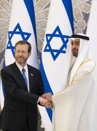 Izraelský prezident Jicchak Herzog a faktický vládce Spojených arabských emirátů korunní princ Muhammad bin Zajd