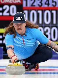 Extravagantní americký curler Matt Hamilton