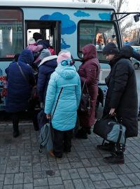 Tisíce obyvatel Doněcku spořádaně a bez paniky nasedaly do autobusů směrem na Rusko