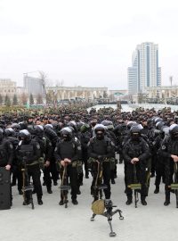 Čečenské jednotky na náměstí v Grozném