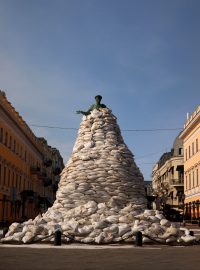 Ukrajinci se snaží sochu vévody de Richelieu ochránit před ruským útokem pytli s pískem