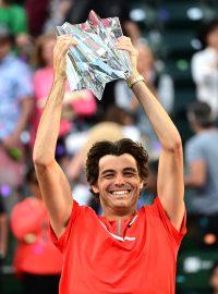 Taylor Fritz s trofejí z Indian Wells