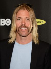 Taylor Hawkins s frontmanem Foo Fighters Davem Grohlem