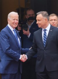 Polský prezident Andrzej Duda vítá svůj americký protějšek Joea Bidena v prezidentském paláci ve Varšavě