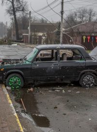 Auto s děrami po střelbě ve městě Buča