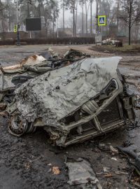 Zbytky osobního automobilu na ulici ukrajinského města Buča nedaleko Kyjeva