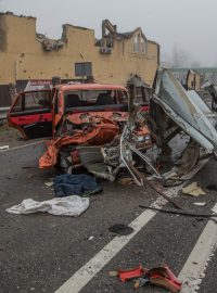 V ukrajinské Buči jsou rozdrcené civilní automobily