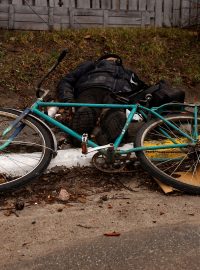 Mrtvý cyklista na ulici ukrajinského města Buča