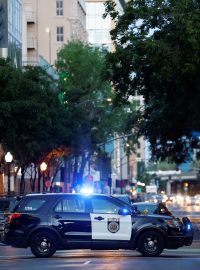 Nejméně šest lidí přišlo o život a dalších 12 lidí utrpělo zranění, když v centru města Sacramento v Kalifornii začalo několik útočníků střílet do davu lidí