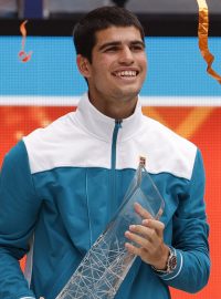 Carlos Alcaraz s trofejí.