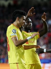 Fotbalisté Liverpoolu se radují z gólu do sítě Benficy Lisabon